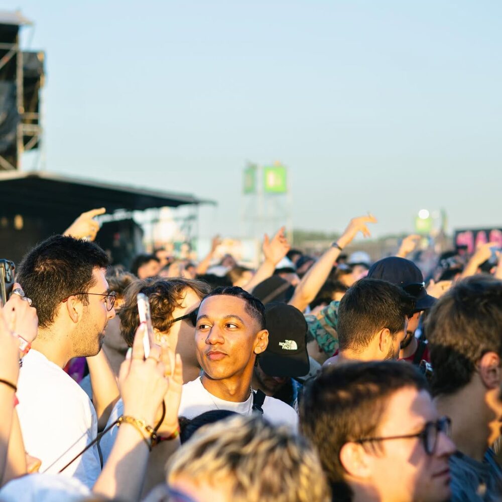 Salut l’équipe hier c’était le J 3 de @dourfestival et @kaarisofficiel1 nous a présenté « Or Noir » quel moment !!! On enchaîne avec les deux derniers jours aujourd’hui et demain qui s’annoncent très très ch (1)