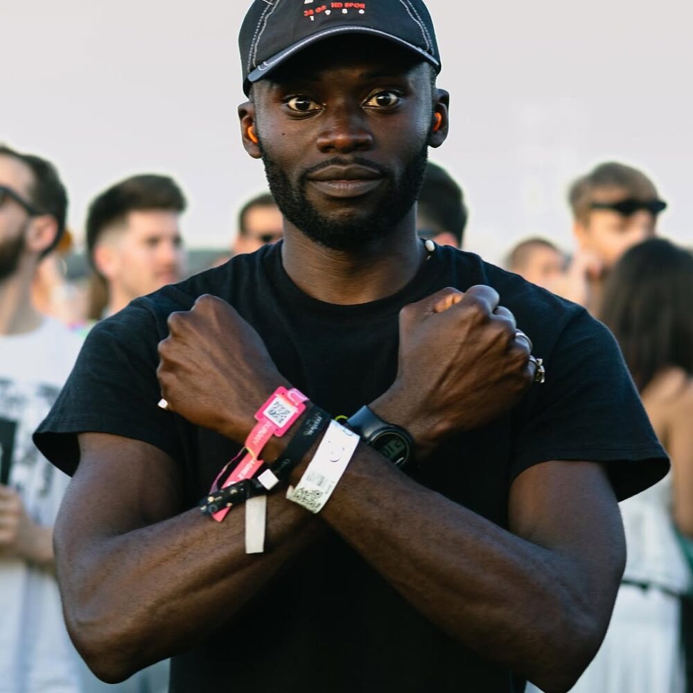 Salut l’équipe hier c’était le J 3 de @dourfestival et @kaarisofficiel1 nous a présenté « Or Noir » quel moment !!! On enchaîne avec les deux derniers jours aujourd’hui et demain qui s’annoncent très très ch (2)