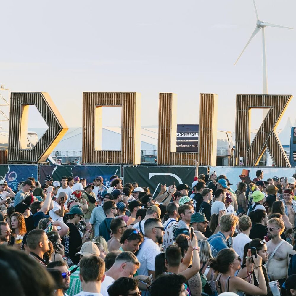 Salut l’équipe hier c’était le J 3 de @dourfestival et @kaarisofficiel1 nous a présenté « Or Noir » quel moment !!! On enchaîne avec les deux derniers jours aujourd’hui et demain qui s’annoncent très très ch (3)
