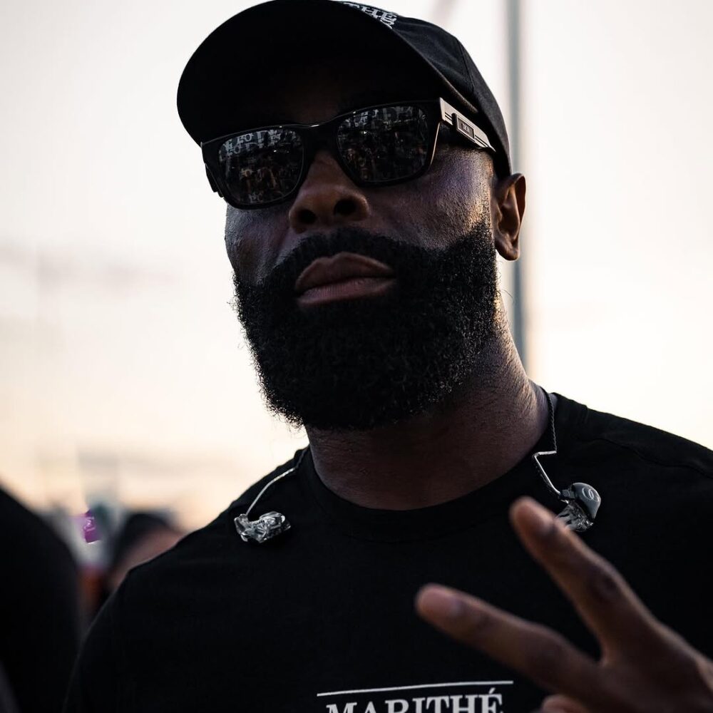 Salut l’équipe hier c’était le J 3 de @dourfestival et @kaarisofficiel1 nous a présenté « Or Noir » quel moment !!! On enchaîne avec les deux derniers jours aujourd’hui et demain qui s’annoncent très très ch (4)